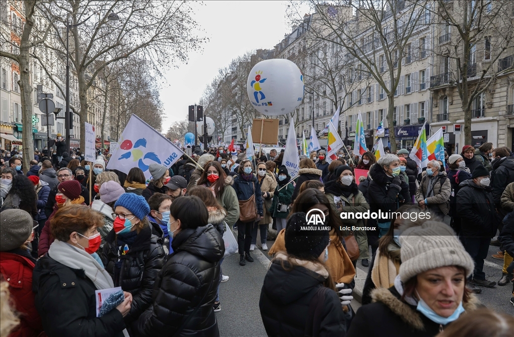 Paris'te hükümetin Kovid-19 politikaları ve çalışma koşullarını protesto eden öğretmenler greve gitti