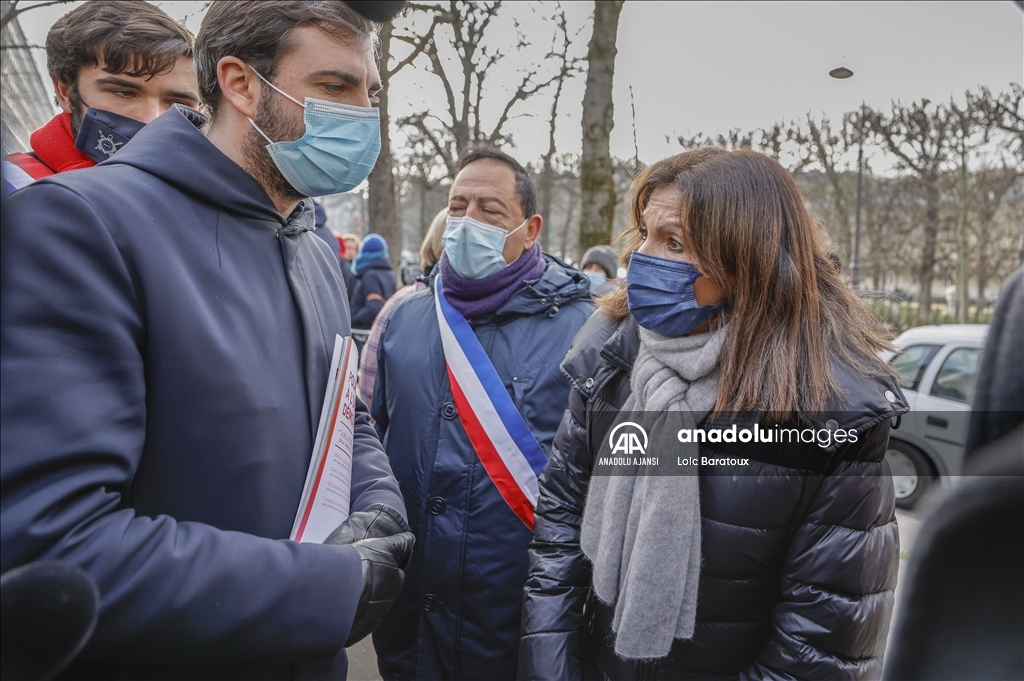 Paris'te hükümetin Kovid-19 politikaları ve çalışma koşullarını protesto eden öğretmenler greve gitti