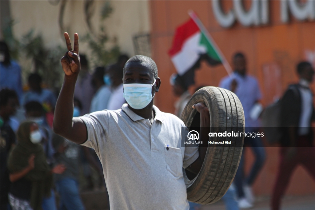 Sudan'da sivil yönetim talebiyle gösteri düzenlendi