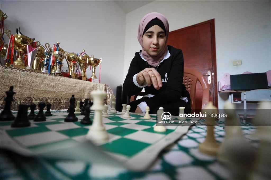 على قدم وساق تبذل الطفلة الفلسطينية جنى أحمد عثمان (12 عاما)، جهودا في تدريبات مكثفة للمشاركة في البطولة العربية للشطرنج، في مارس/ آذار القادم بالعاصمة العراقية بغداد.