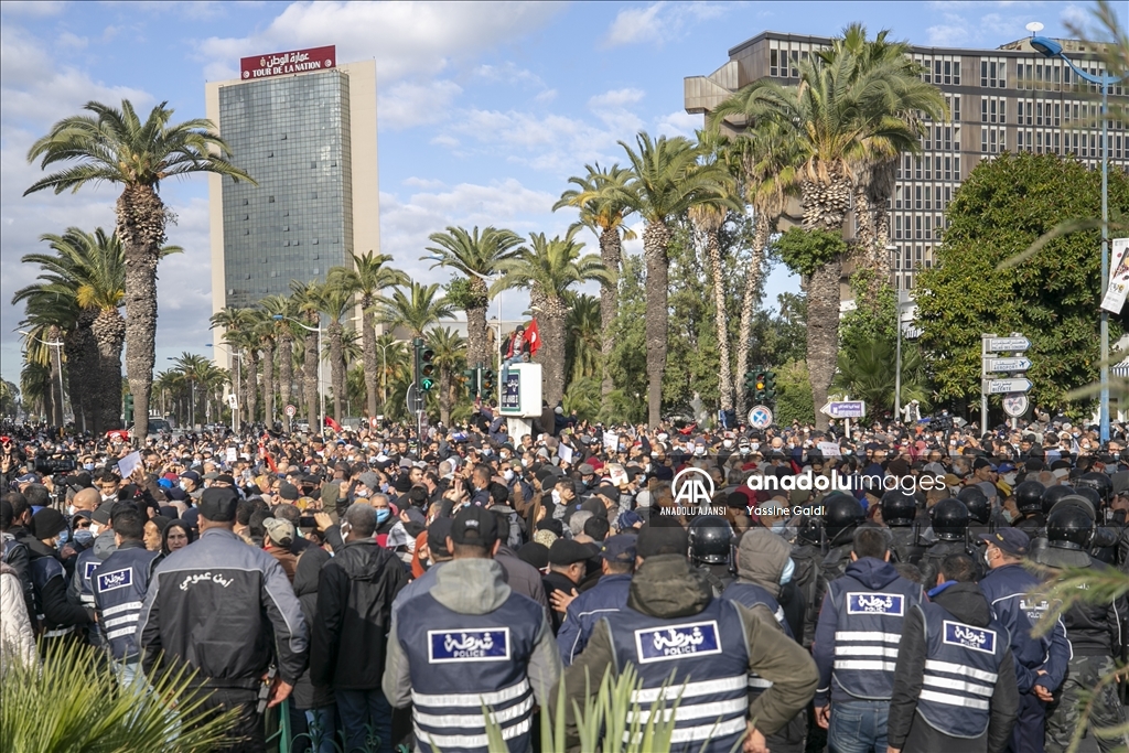 Tunus'ta devrimin yıl dönümünde Said'in kararlarının protesto edildiği eyleme müdahale