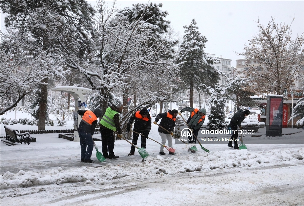 Van'da kardan kapanan 930 yerleşim yerine ulaşım sağlamak için çalışılıyor