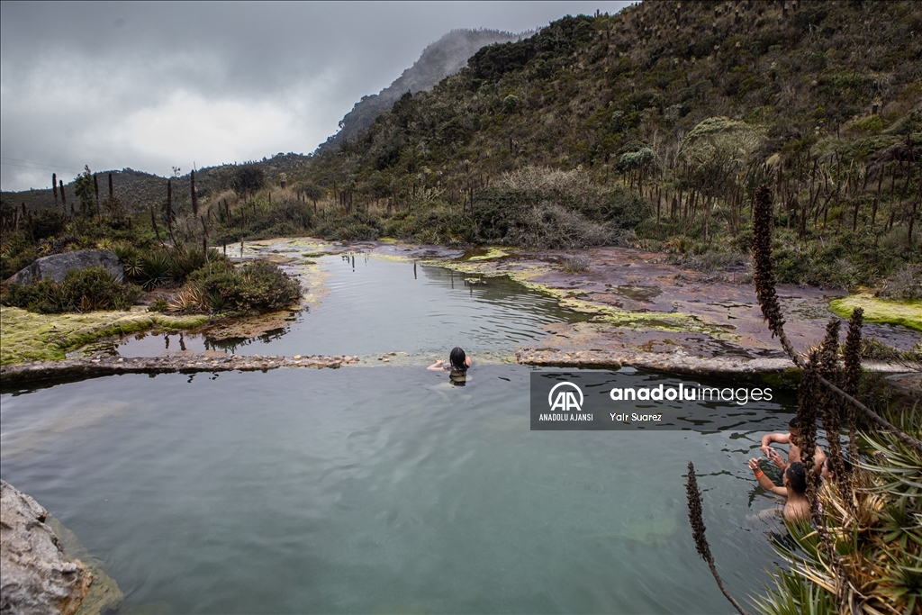 Kolombiya'daki Nevado del Ruiz'in kaplıca lagünleri