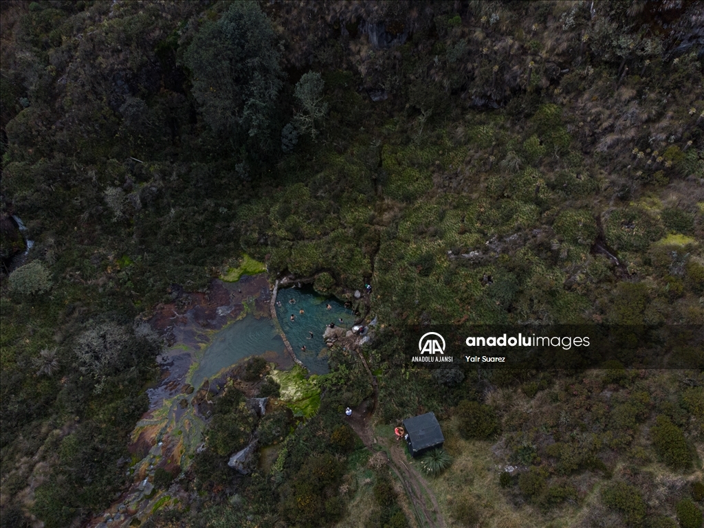 Kolombiya'daki Nevado del Ruiz'in kaplıca lagünleri