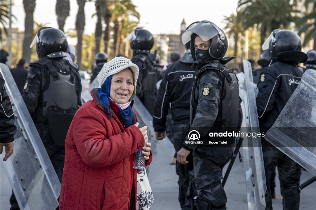 تونس.. الأمن يفرق مئات المتظاهرين الرافضين لإجراءات سعيّد