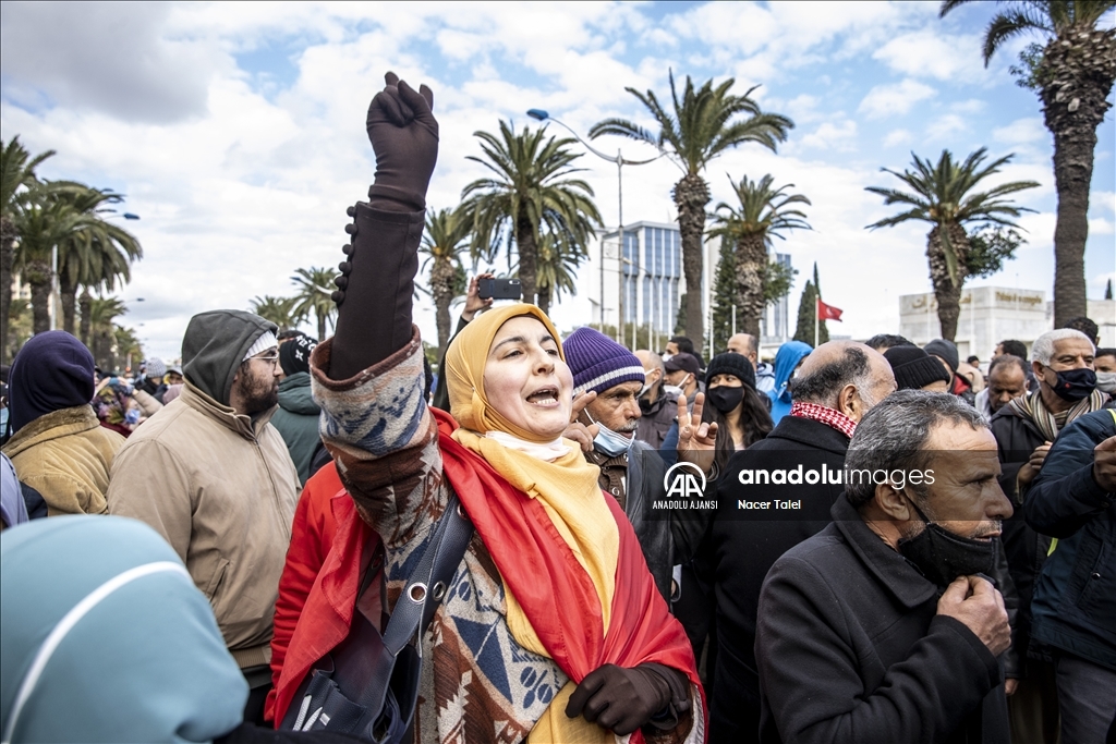 Tunus’ta devrimin 11’inci yılında Cumhurbaşkanı Said’in kararları protesto ediliyor