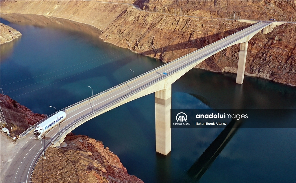 Artvin-Ardahan karayolundaki en yüksek köprüde yolculuk