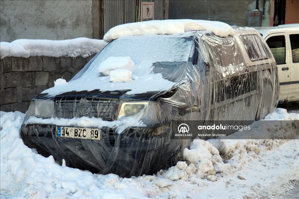 Ağrı'da belediye ekipleri şehir içindeki karları temizliyor