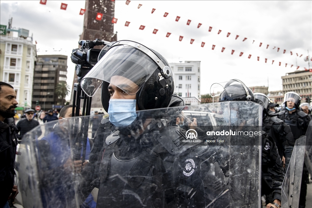 Tunus’ta devrimin 11’inci yılında Cumhurbaşkanı Said’in kararları protesto ediliyor