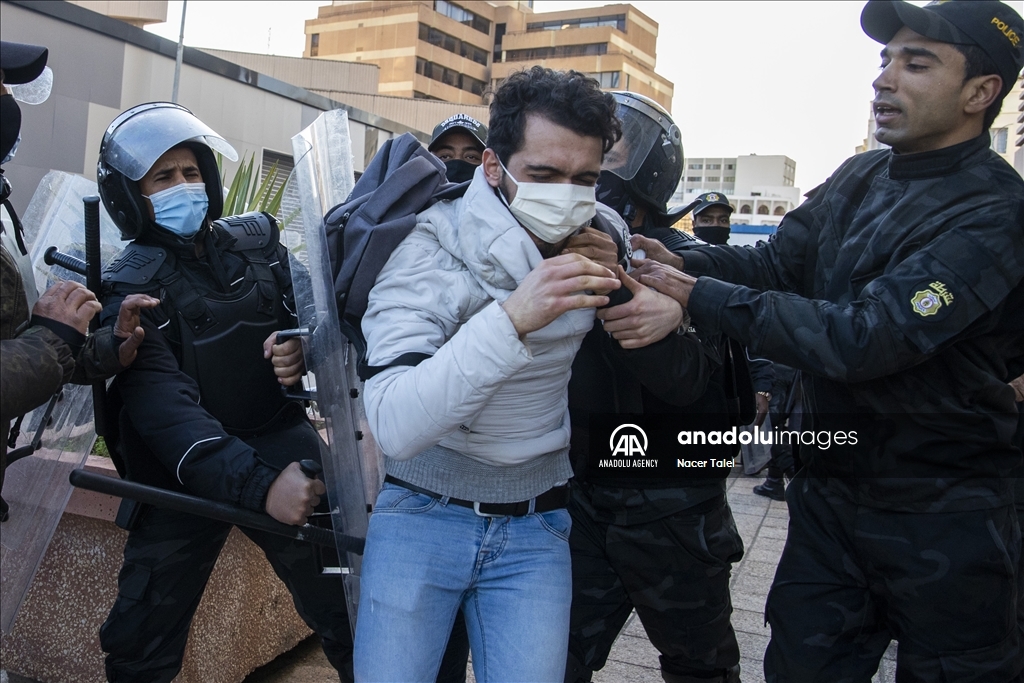 تونس.. الأمن يفرق مئات المتظاهرين الرافضين لإجراءات سعيّد
