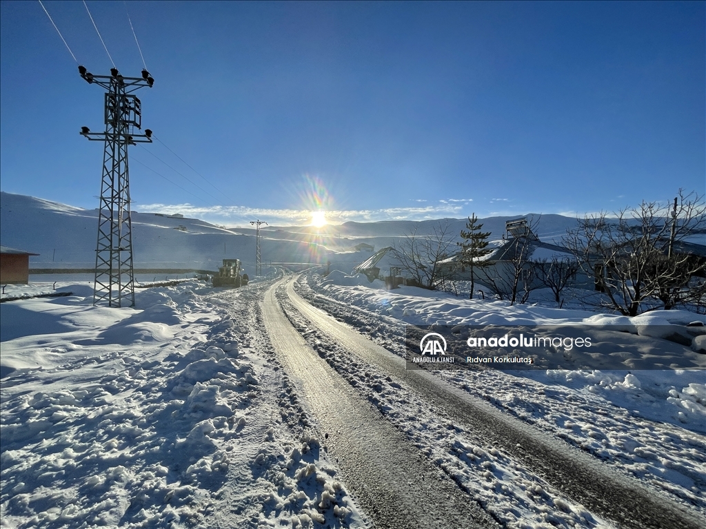 Bingöl'ün Karlıova ilçesinde kar yağışı etkisini sürdürüyor