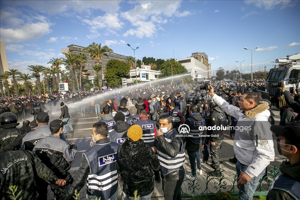 Tunus'ta devrimin yıl dönümünde Said'in kararlarının protesto edildiği eyleme müdahale