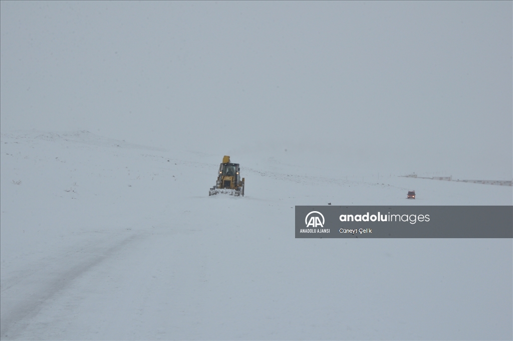 Kars'ta kar ve tipi yüzünden yolda mahsur kalan 2 öğretmen kurtarıldı