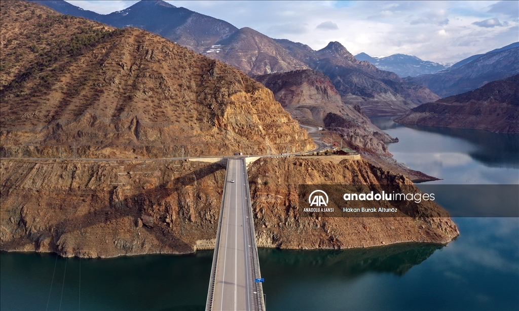 Artvin-Ardahan karayolundaki en yüksek köprüde yolculuk