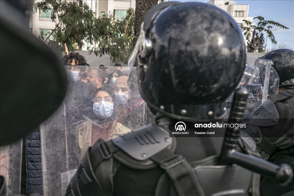 الأمن التونسي يمنع 3 أحزاب من التظاهر في شارع