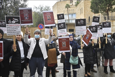 بيروت.. عشرات النشطاء يتظاهرون أمام السفارة الفرنسية