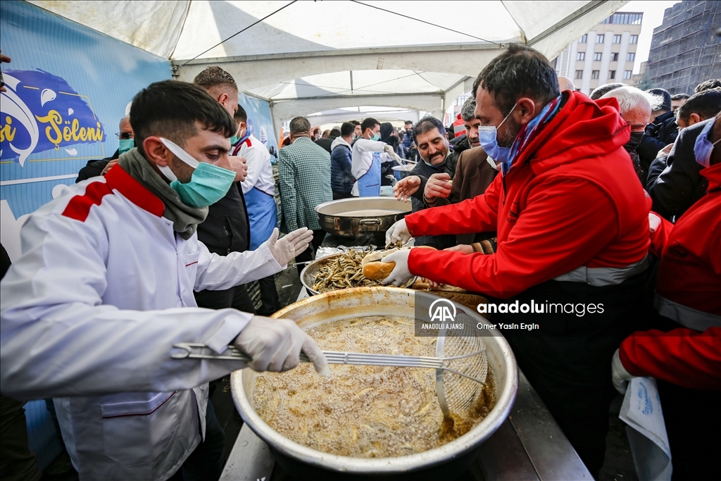 Diyarbakır'da şölende 2 ton hamsi ikram edildi