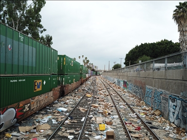 Los Angeles'ta hırsızlar, hareket halindeki yük trenlerini yağmaladı