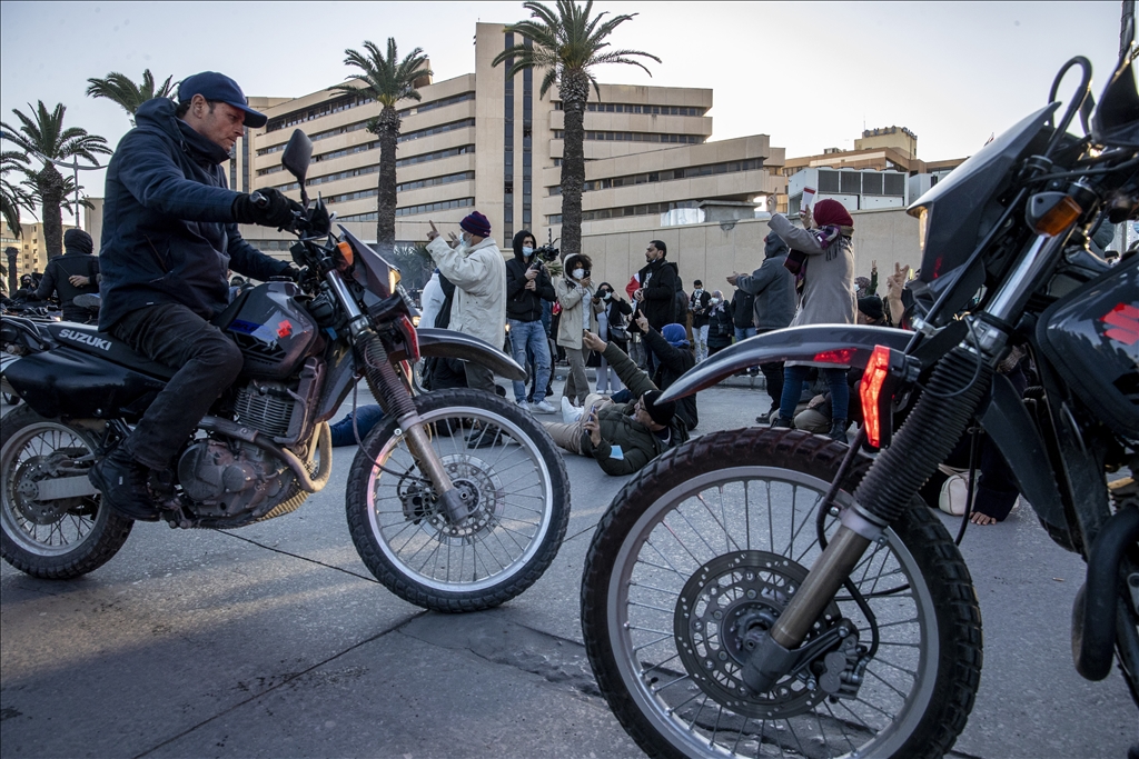Tunisie / 14 janvier : Des policiers en moto disperse des manifestants dans la capitale