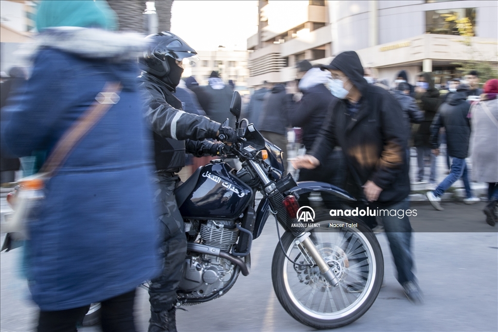 Tunisie / 14 janvier : Des policiers en moto disperse des manifestants dans la capitale