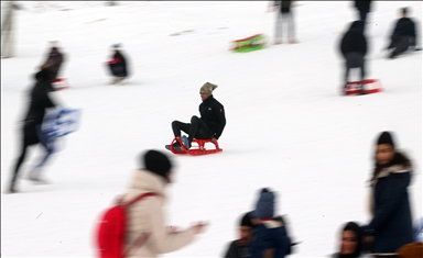 Başkentliler Elmadağ Kayak Merkezi'nde karın keyfini çıkardı