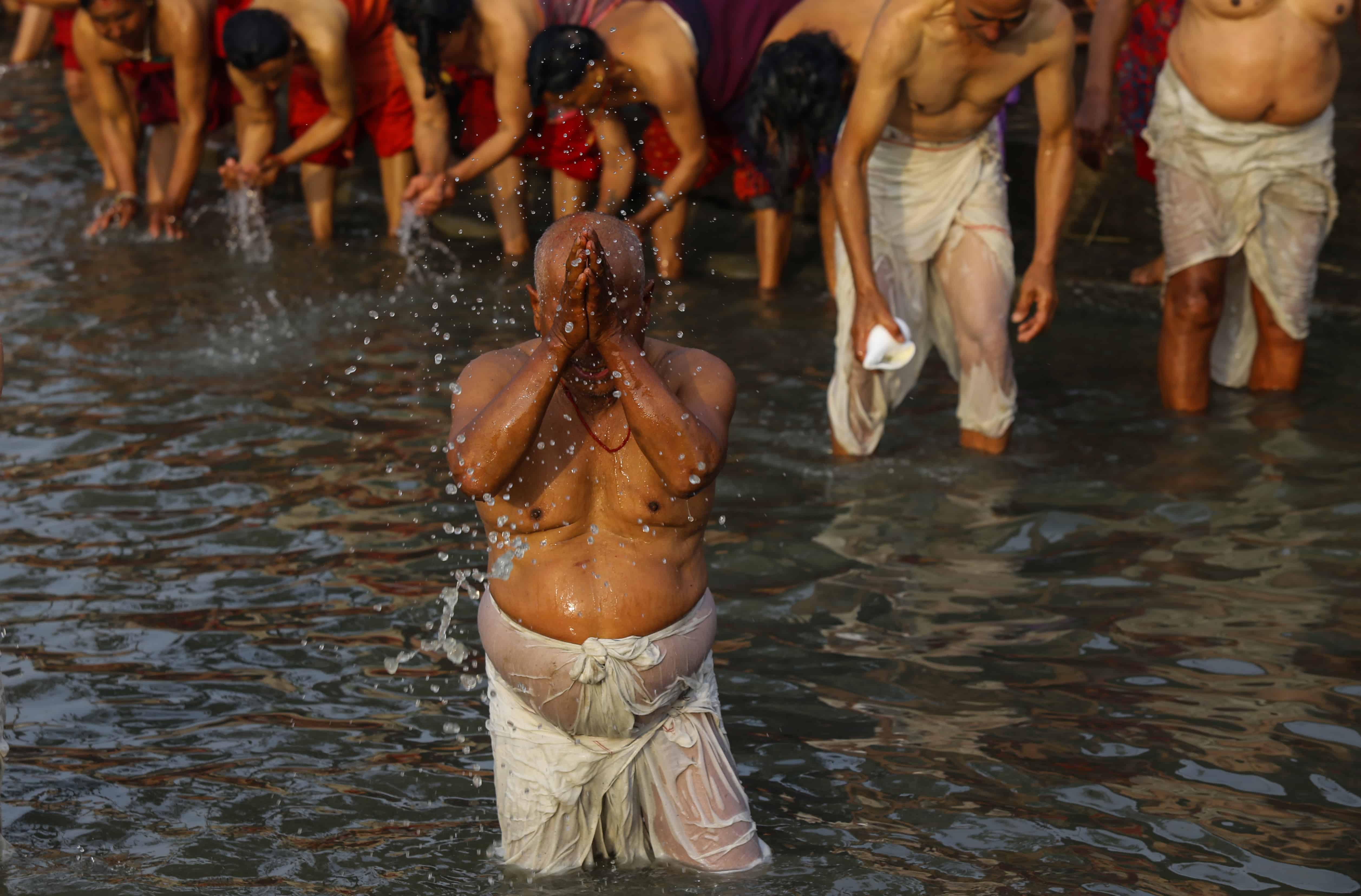 Devotos hindúes celebran el Festival Madhav Narayan en Nepal