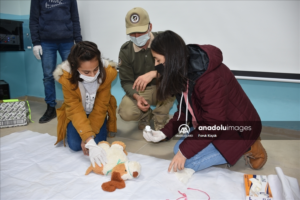 Şırnak'ta polis okul okul gezerek öğrencilere doğa ve hayvan sevgisi aşılıyor