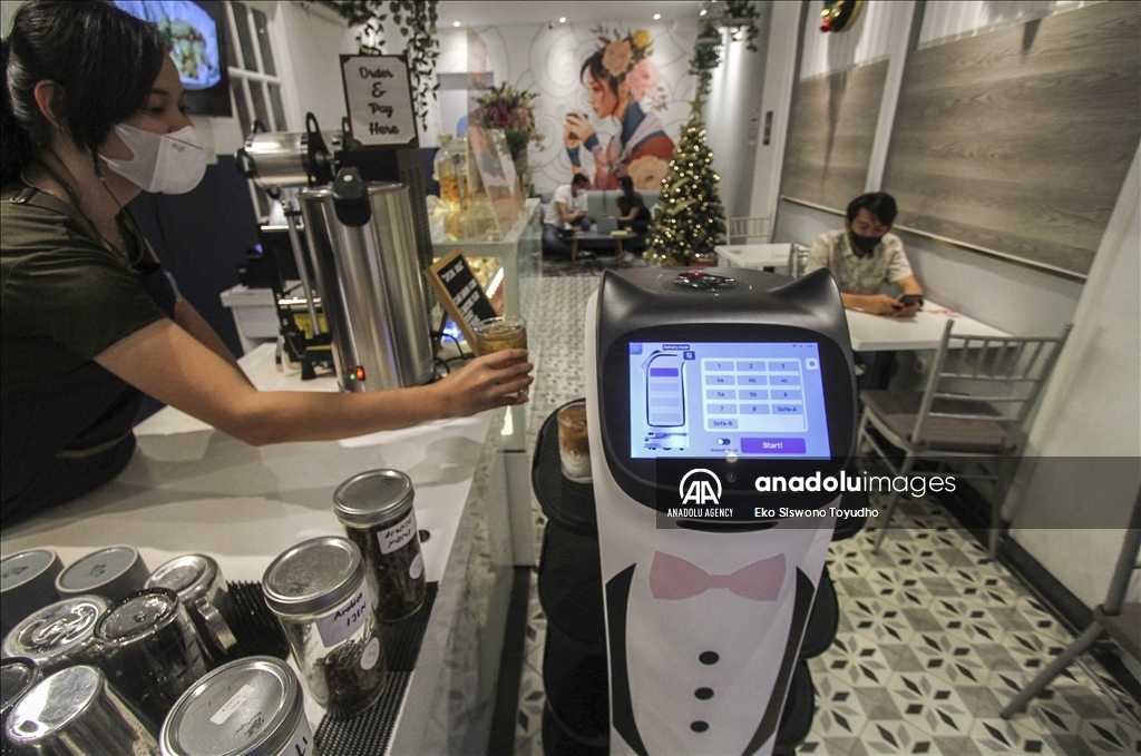 Guna kurangi kontak fisik kedai kopi di Jakarta gunakan robot sebagai pelayan
