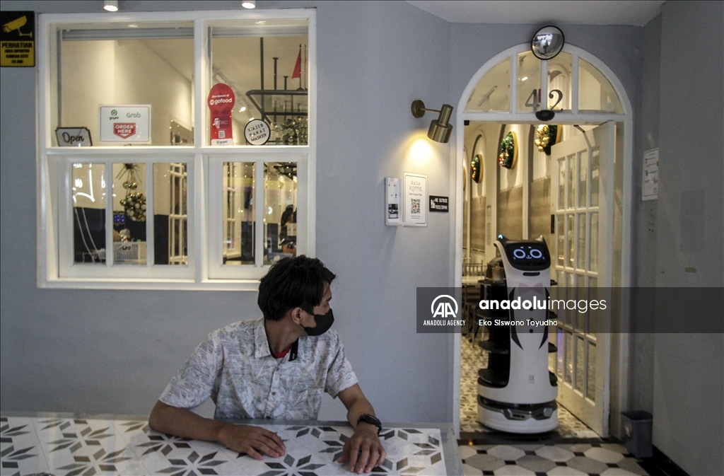 Guna kurangi kontak fisik kedai kopi di Jakarta gunakan robot sebagai pelayan