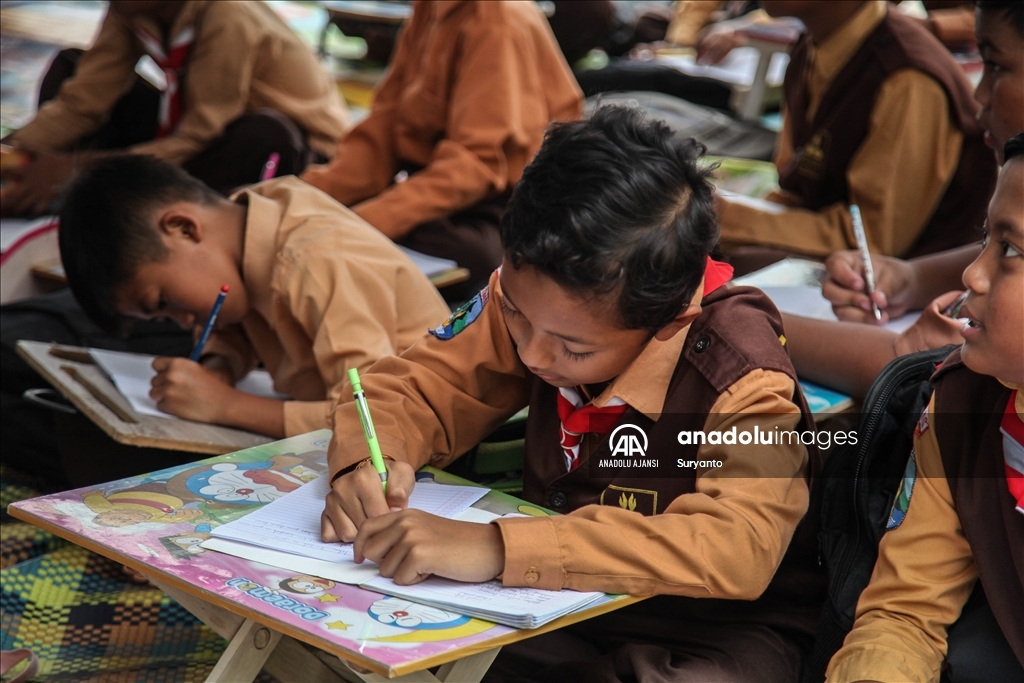 Endonezyalı öğrenciler çadır sınıflarda ders yaptı 