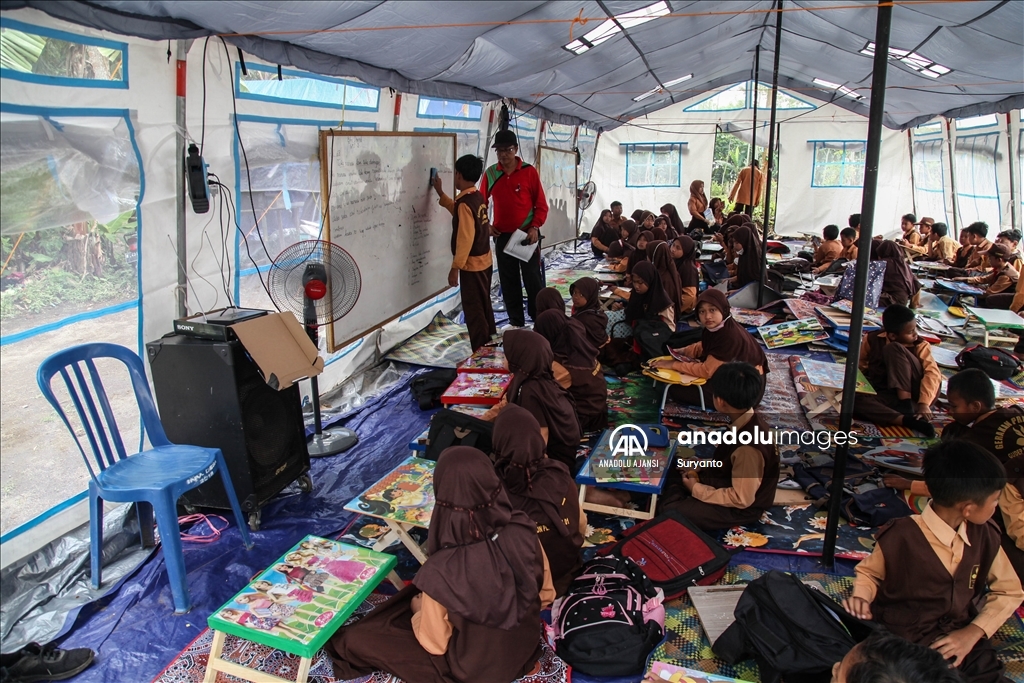 Endonezyalı öğrenciler çadır sınıflarda ders yaptı 