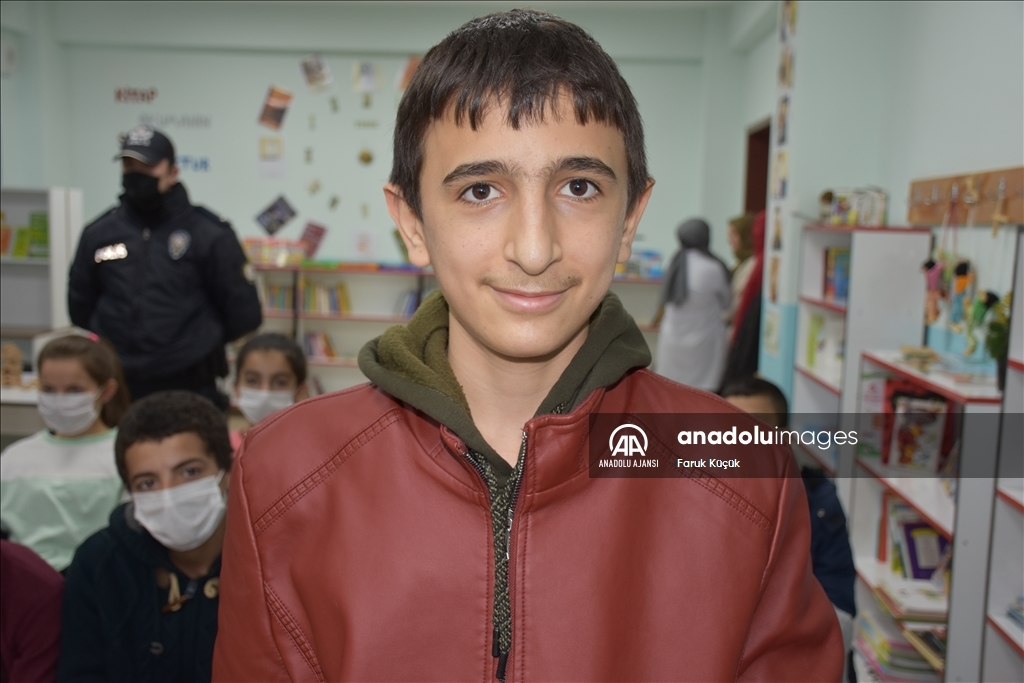 Şırnak'ta polis okul okul gezerek öğrencilere doğa ve hayvan sevgisi aşılıyor