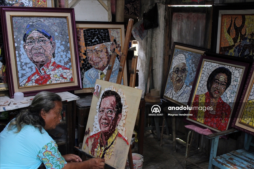 Seniman Indonesia ubah limbah keramik jadi mozaik