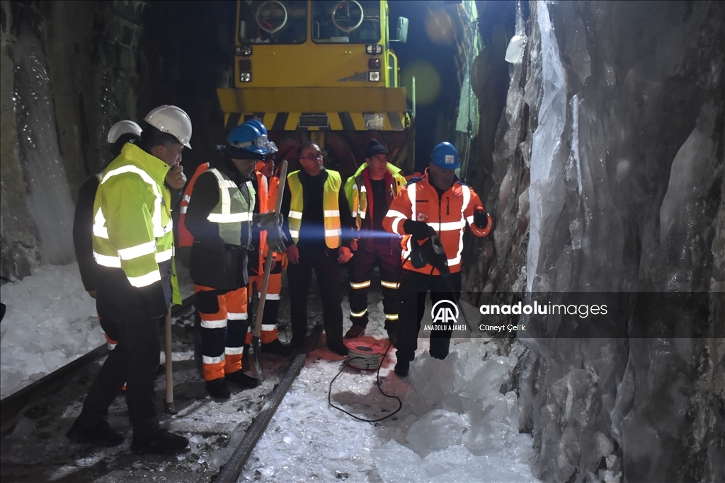 Güvenli demir yolu ulaşımı için TCDD görevlileri buz mesaisinde