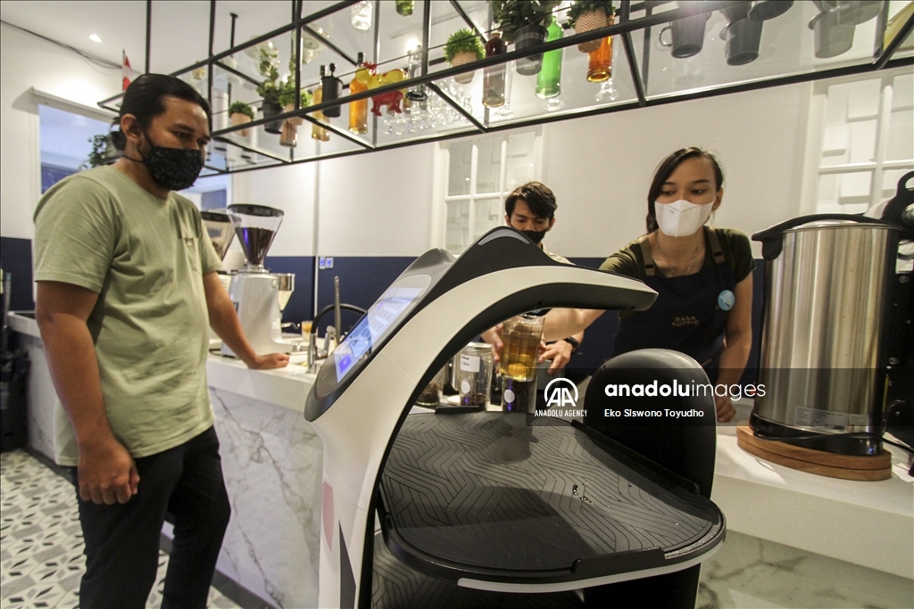 Guna kurangi kontak fisik kedai kopi di Jakarta gunakan robot sebagai pelayan
