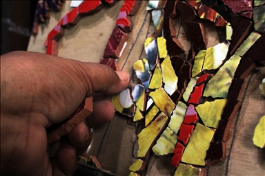 Seniman Indonesia ubah limbah keramik jadi mozaik