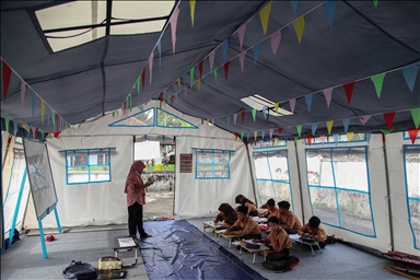 Endonezyalı öğrenciler çadır sınıflarda ders yaptı