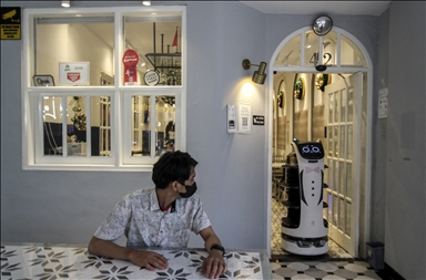 Guna kurangi kontak fisik kedai kopi di Jakarta gunakan robot pelayan