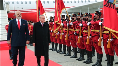 Presidenti Erdoğan fillon vizitën në Shqipëri, pritet me ceremoni nga kryeministri Rama