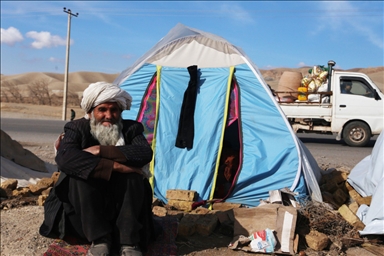 Familias afganas intentan sobrevivir al invierno en tiendas de camping