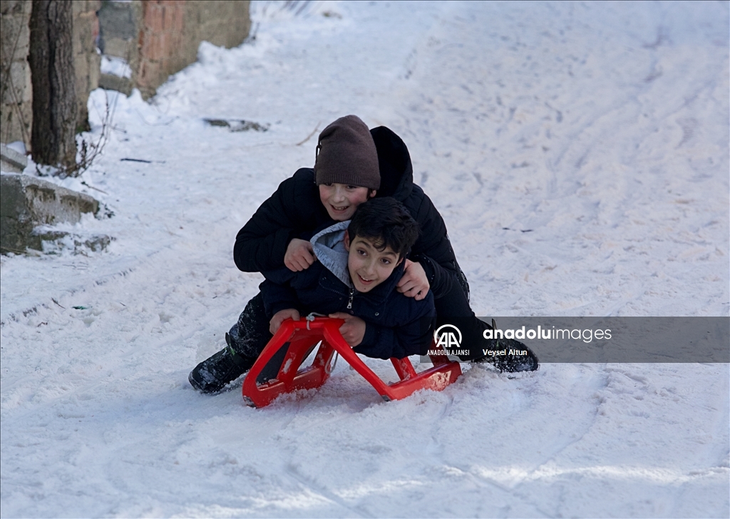 Samsun'da çocuklar sokakları kayak pistine çevirdi