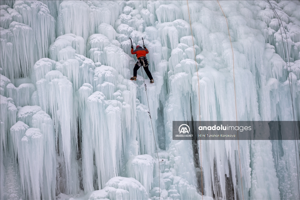 تستمر فعاليات مهرجان تسلق الجليد في مركز