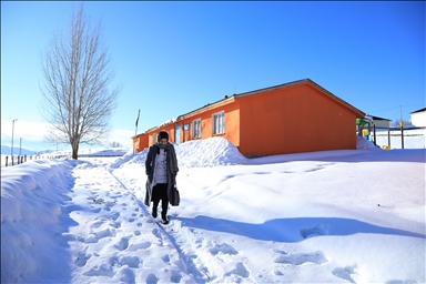 Mamoste Emîneyê dibistana gundê çiyayî veguherand maleke germ