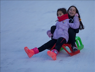 Samsun'da çocuklar sokakları kayak pistine çevirdi