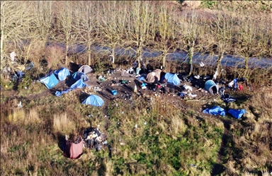 À Calais, sur les rives de la Manche, des migrants en situation irrégulière sont confrontés à la rudesse de l’hiver français.