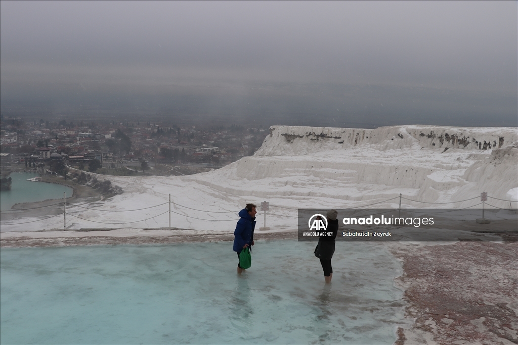La neige rehausse la splendeur blanche de Pamukkale En Turquie