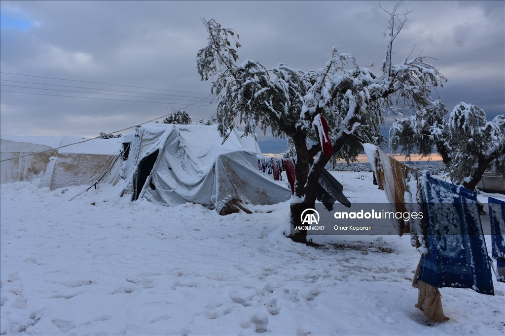 الثلوج تضاعف معاناة نازحي المخيمات شمالي سوريا