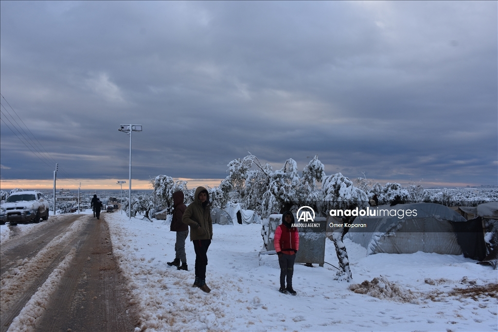 الثلوج تضاعف معاناة نازحي المخيمات شمالي سوريا