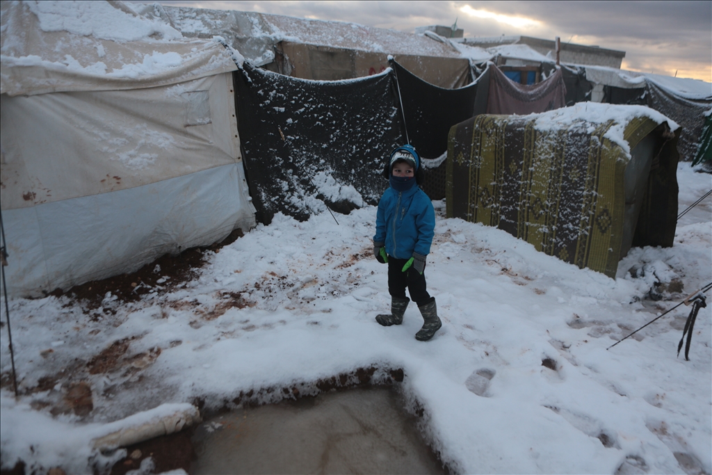 الثلوج تضاعف معاناة نازحي المخيمات شمالي سوريا