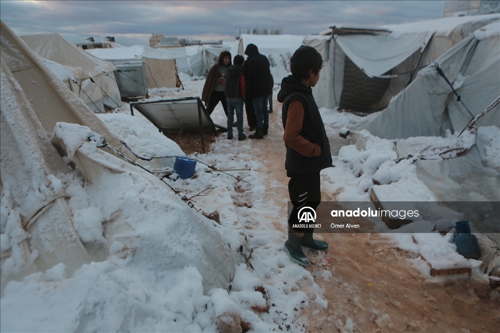 Снегопад на севере Сирии повалил палатки беженцев